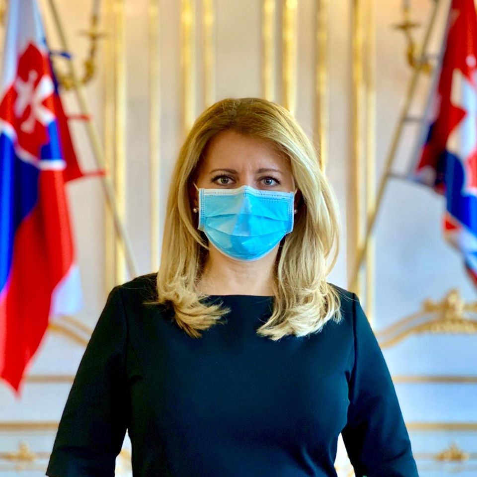 اختارت رئيسة سلوفاكيا كمامة باللون الأزرق مع فستانها الكحلي