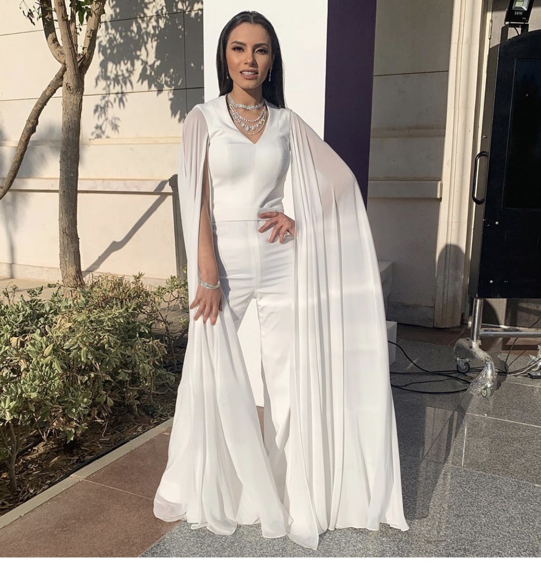 كارمن سليمان في تنسيق باللون الأبيض