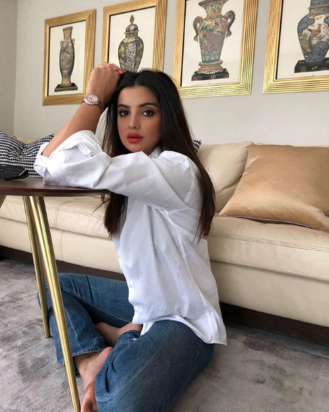  علا فرحات اعتمدت لوك في الجينز والقميص الأبيض