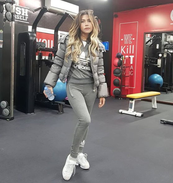 لوك رياضي باللون الرمادي اعتدمته نوال الزغبي