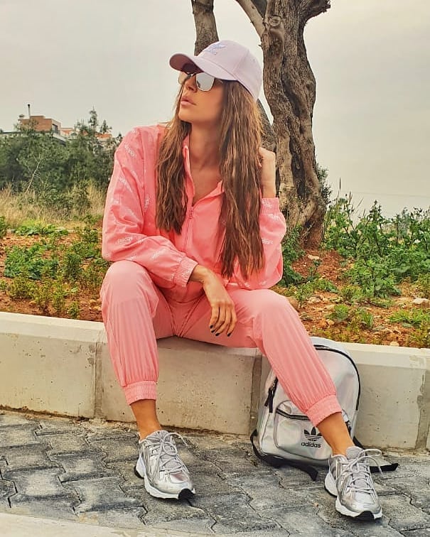 لوك رياضي باللون الزهري نسقته كارلا حداد