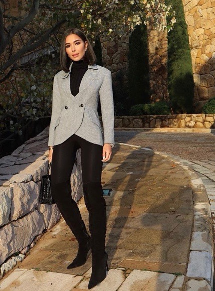 مرام زبيدة أنيقة في البليزر الرمادي