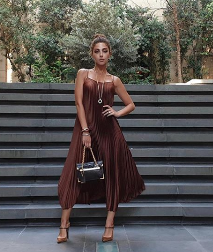 ميريام فارس في فستان ماكسي بتصميم ناعم