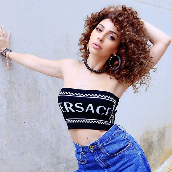 ميريام فارس في توب قصيرة من فيرساتشي