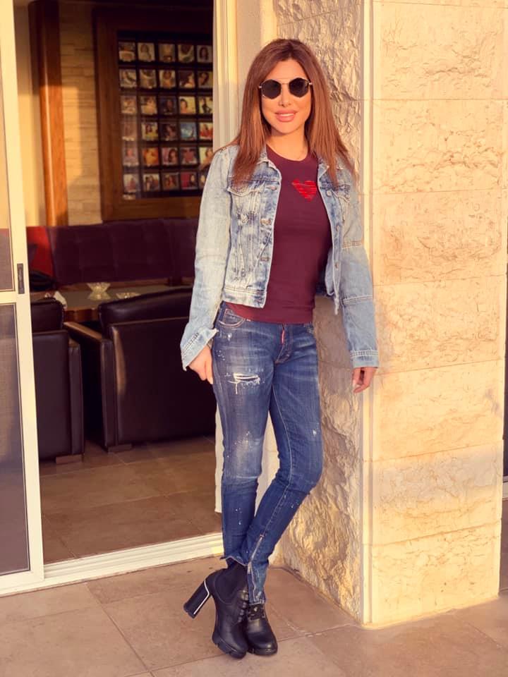 نجوى كرم في تنسيق شبابي في الجينز