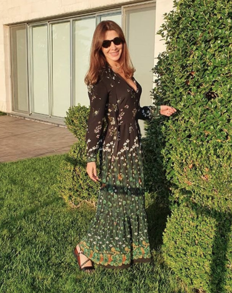 نانسي عجرم في فستان ماكسي معرق