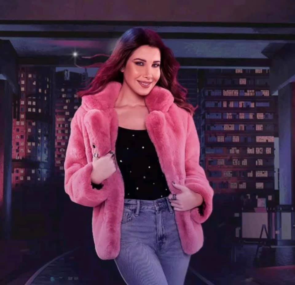 نانسي عجرم في معطف من الفرو الزهري