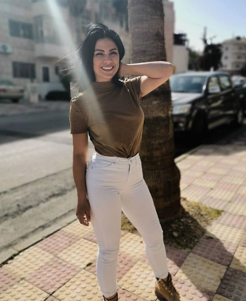 نسقت صبا مبارك التيشرت القطني مع بنطلون جينز أبيض