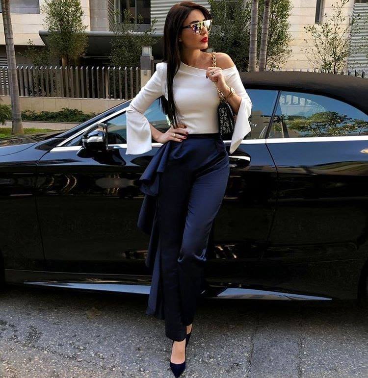 اطلالة أنيقة نسقتها سيرين عبد النور في البنطلون الكحلي والتوب البيضاء