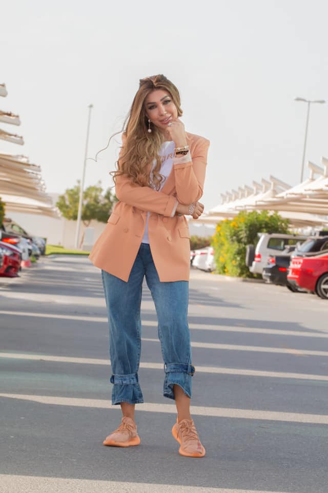 اطلالة شبابية في الجينز والبليزر نسقتها أروى