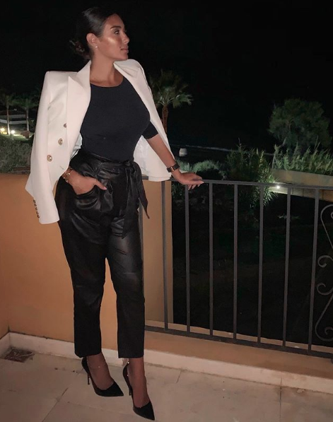 تنسيق عصري في بنطلون من الجلد الأسود اعتمدته ياسمين صبري