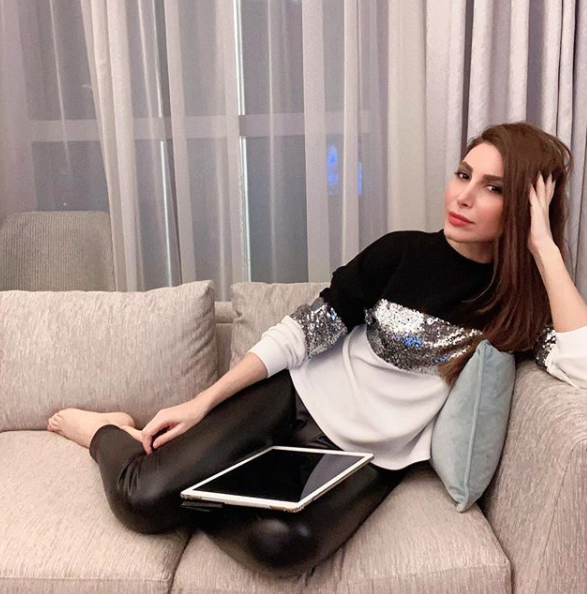 يارا في اطلالة منزلية في البنطلون الجلد