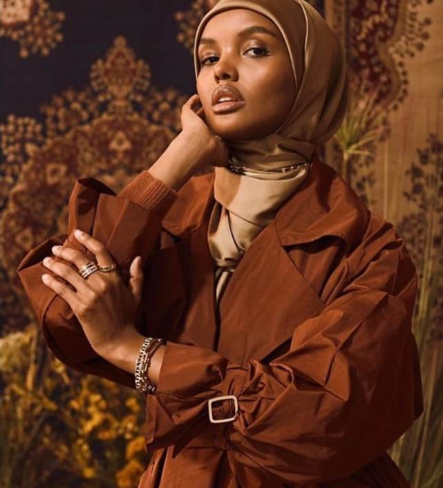 حليمة عدن بحجاب باللون النيود