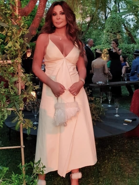 اختارت اليسا فستان أبيض ناعم