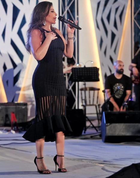 اليسا في فستان أنيق باللون الأسود