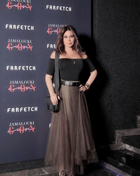 اليسا نسقت تنورة من التول مع توب باللون الأسود