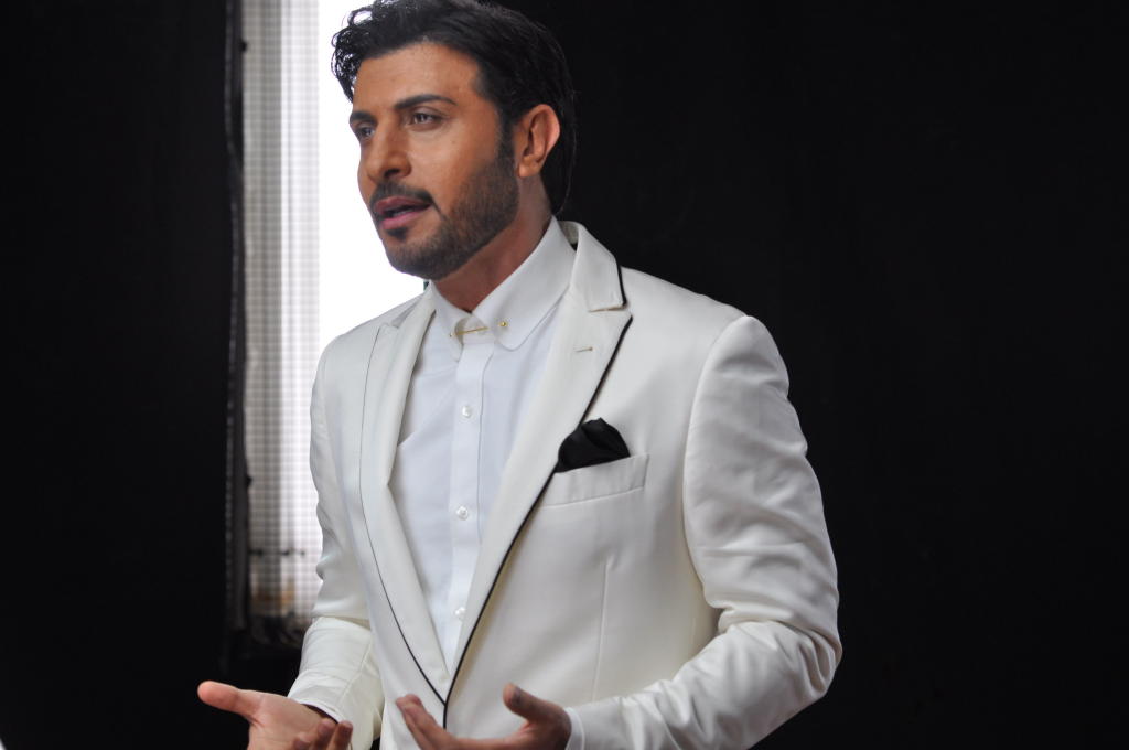 ماجد المهندس ببدلة باللون الأبيض