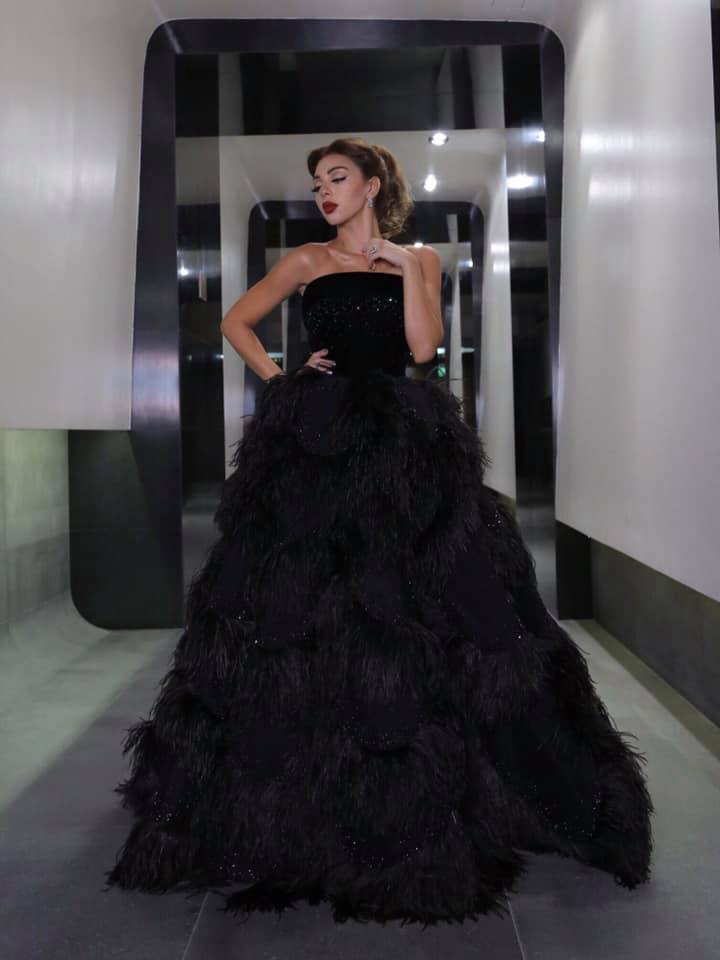 ميريم فارس في فستان أسود ريش