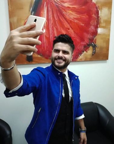 ناصيف زيتون يجمع بين البدلة والكجوال