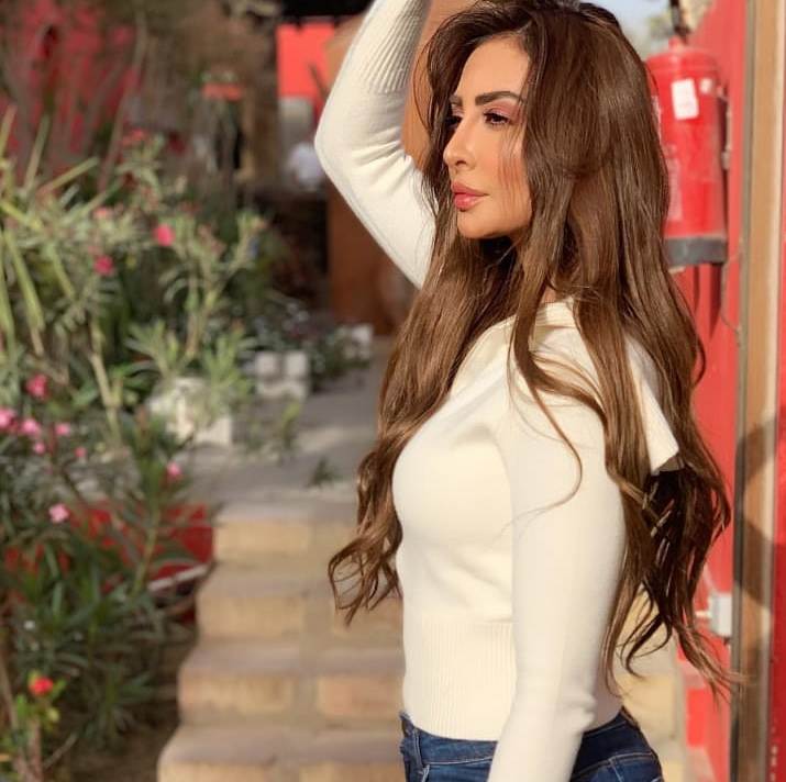 نور الغندور بالأبيض والدنيم