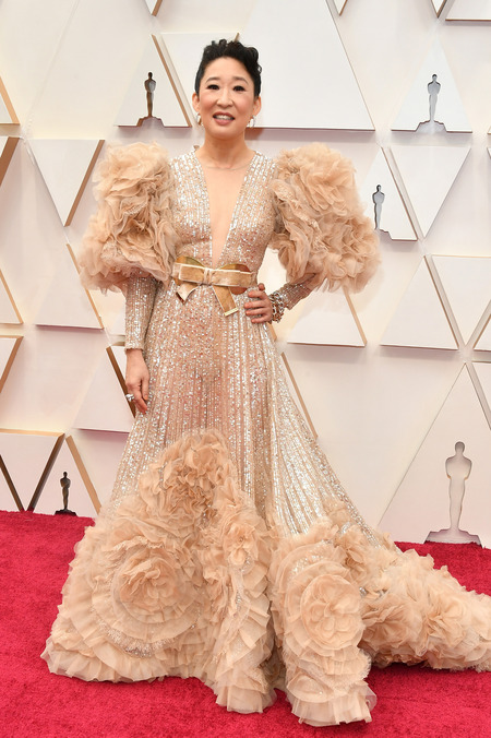 Sandra Oh بإطلالة من Elie Saab
