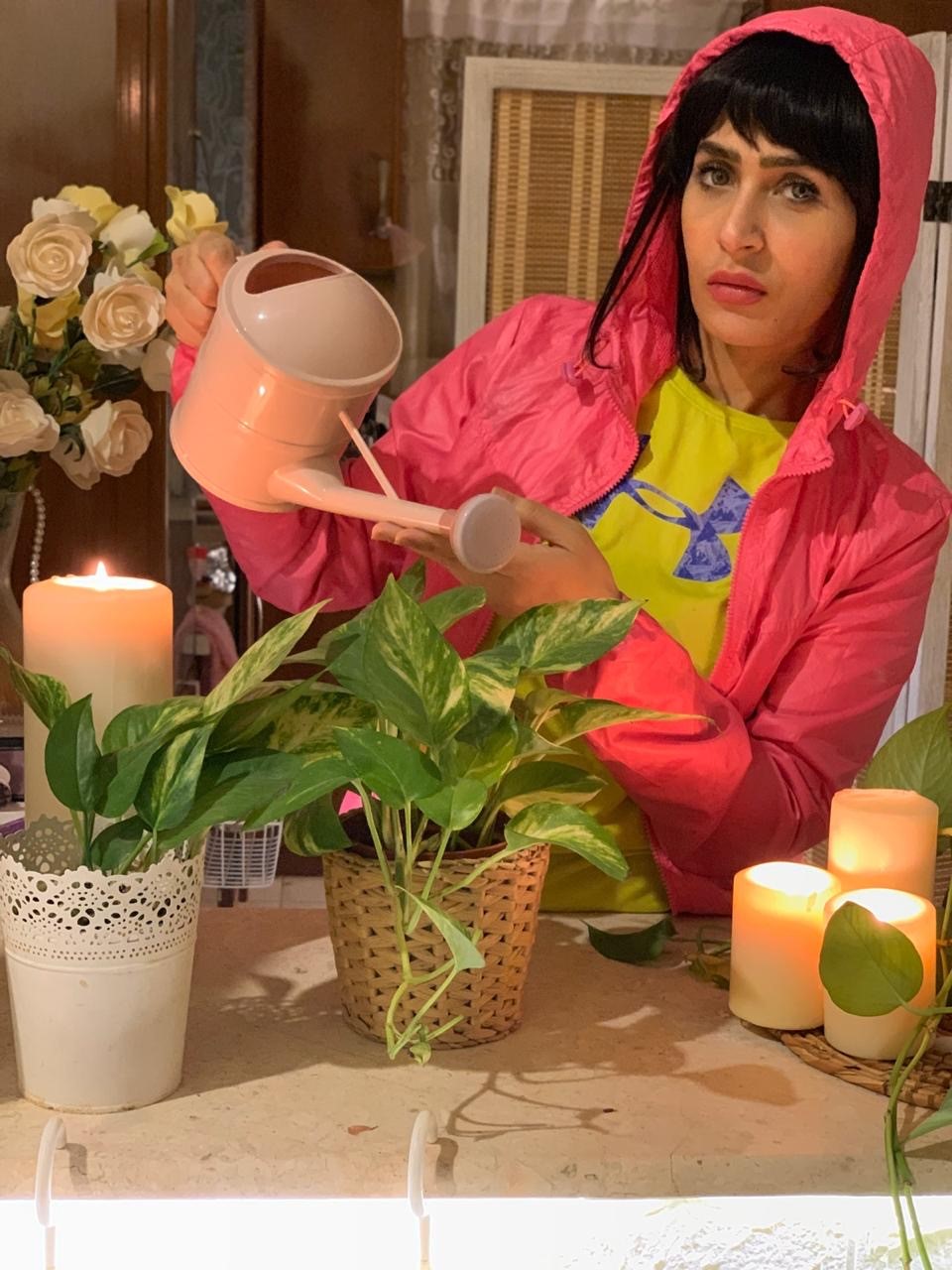 شيماء الفضل تعتني بنباتاتها