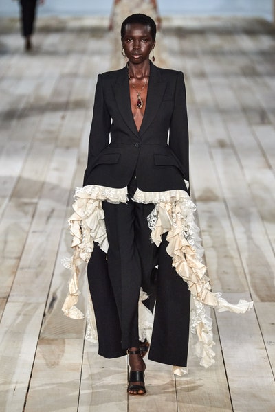 بدلة بالجيوب البارزة لإطلالة رسمية فاخرة من أليكساندر ماكوين Alexander McQueen