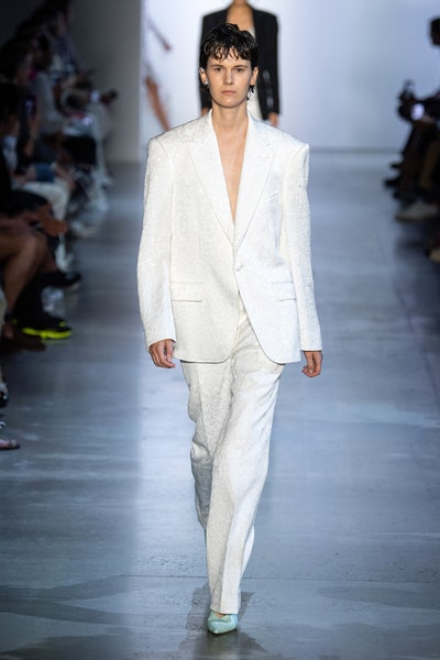 بدلة باللون الأبيض من برابال غورونغ Prabal Gurung