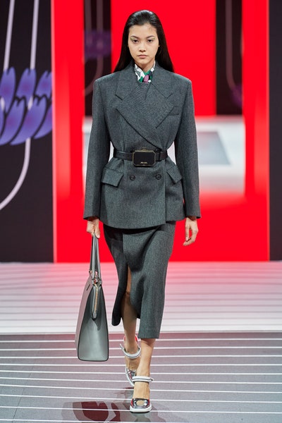 بدلة رسمية مع تنورة ميدي من برادا Prada