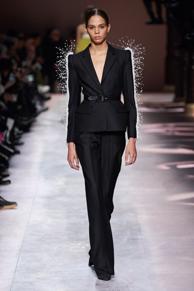 بدلة سوداء مع تفاصيل من الريش من عرض جيفنشي Givenchy