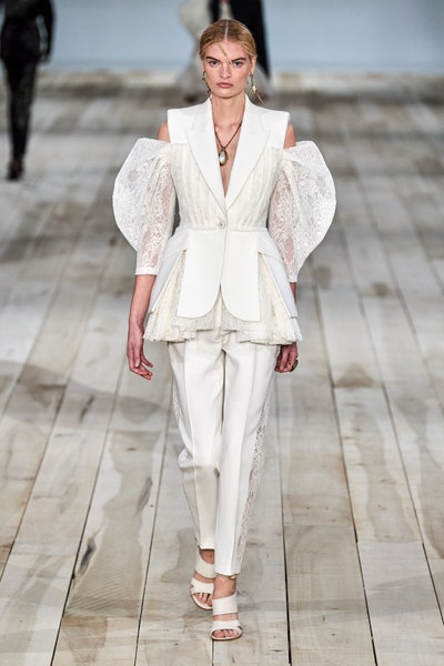 بنطلون ابيض رسمي من اليكساندر ماكوين Alexander McQueen