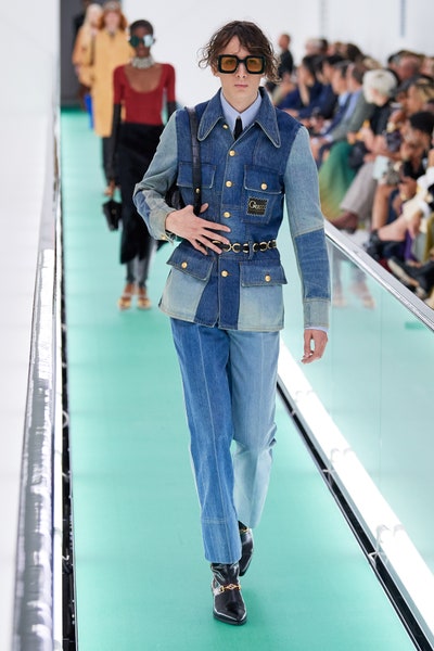 بنطلون دنيم بتصميم فنتاج من غوتشي Gucci