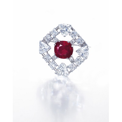بروش كارتييه Cartier المرصّع بحجر الياقوت والماس