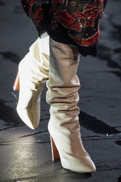 بوط باللون البيج من سان لوران Saint Laurent