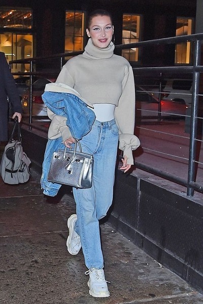 بيلا حديد معتمدة حذاء Balenciaga Triple S  لإطلالة كاجوال