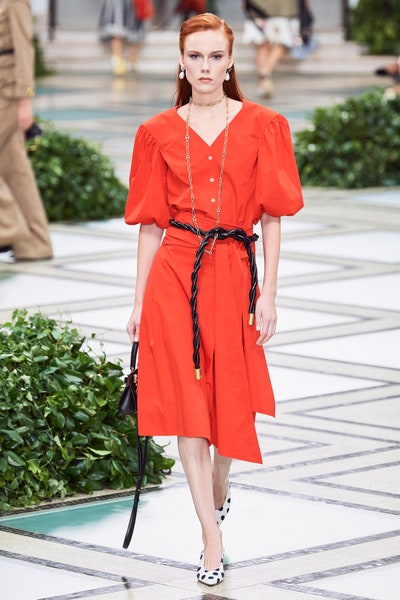 فستان باللون الأحمر من مجموعة توري بورتش Tory Burch