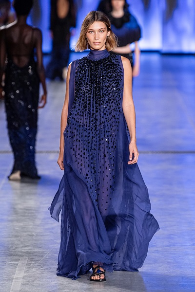 فستان باللون الأزرق الملكي من ألبيرتا فيريتي alberta Ferretti