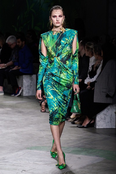 فستان بالطبعات المنعشةمن فرساتشي Versace