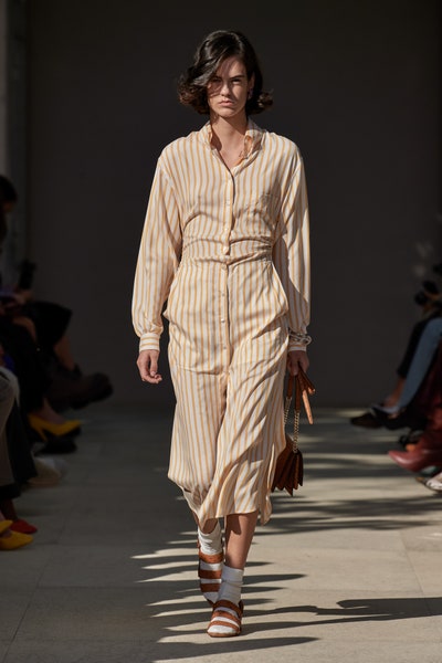 فستان بالتقليمات الرفيعة من سلفاتوري فيراغامو Salvatore Ferragamo