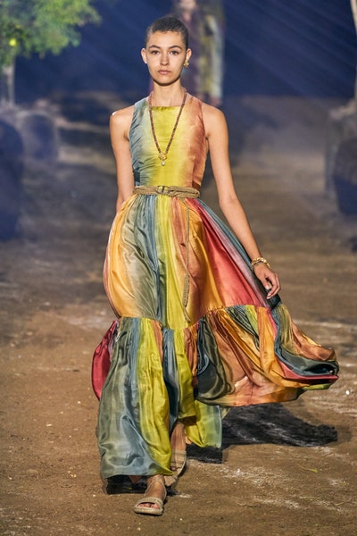 فستان بنقشات قوس قزح من ديور Dior