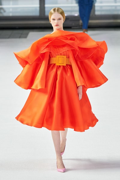 فستان برتقالي بالكشاكش من كارولينا هيريرا Carolina Herrera
