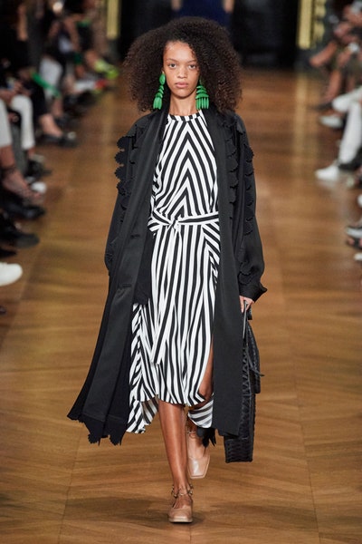 فستان بتقليمات الأسود والابيض من ستيلا ماكارتني Stella McCartney