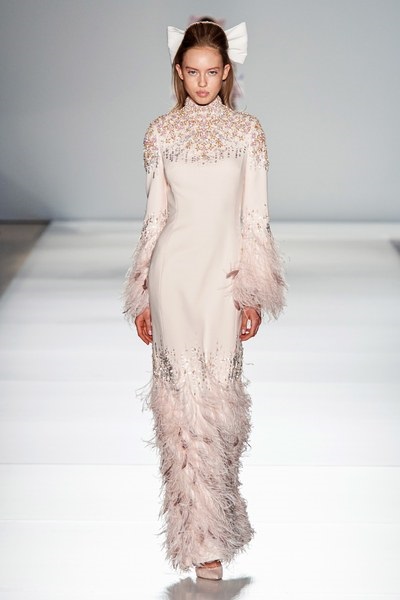 فستان بتصميم محتشم من الريش من رالف اند روسو Ralph&Russo