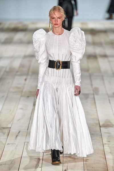 فستان ابيض من اليكساندر ماكوين Alexander McQueen