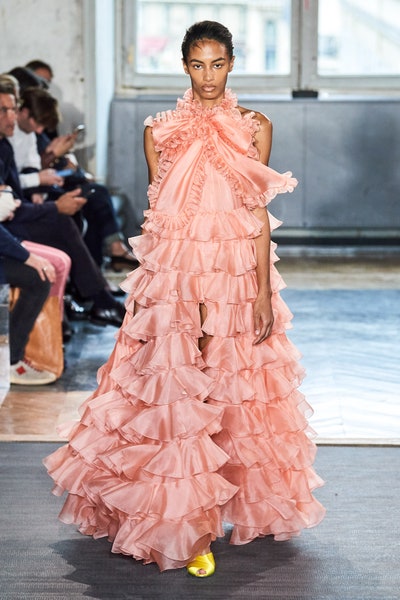 فستان فاخر باللون المرجاني من جمباتيستا فالي Giambattista Valli
