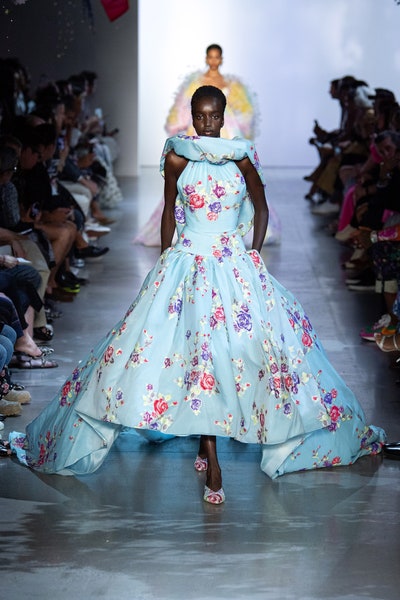 فستان فاخر بطبعات الورود من برابال غورونغ Prabal Gurung