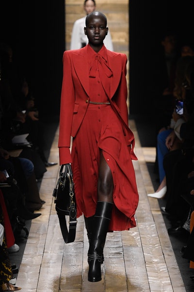 فستان أحمر راق مع بليزر من مايكل كورس Michael Kors