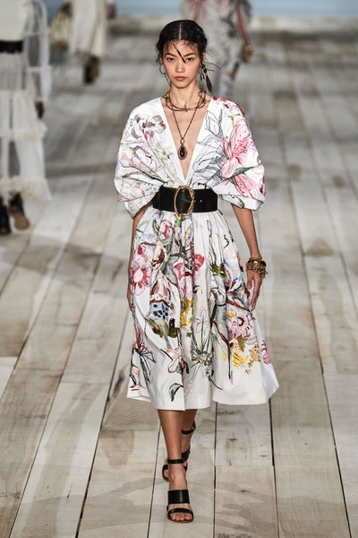 فستان كاجوال بأكمام منفوخة وطبعات الورود من اليكساندر ماكوين Alexander McQueen