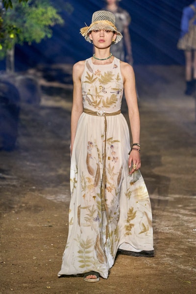 فستان مع قبعة قش بيج بالتخريمات من كريستيان ديور Christian Dior