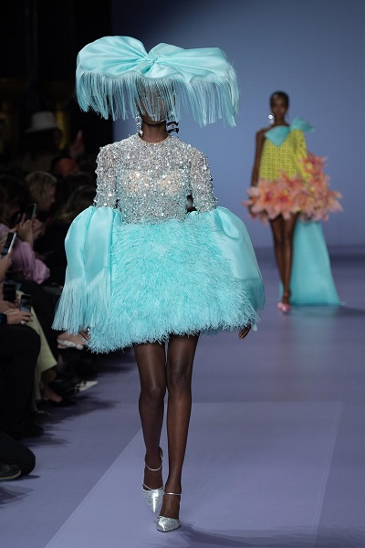 فستان مميز بلون التركواز بالريش من تصميم جورج حبيقة Georges Hobeika خلال اسبوع باريس للهوت كوتور